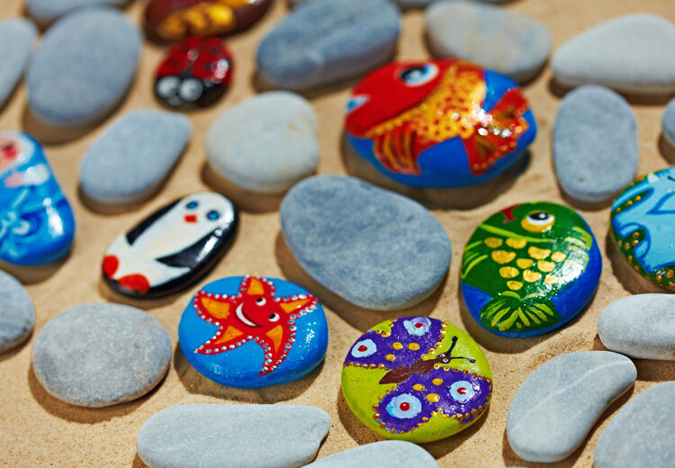 Met vrolijk versierde stenen kan je mensen blij maken.